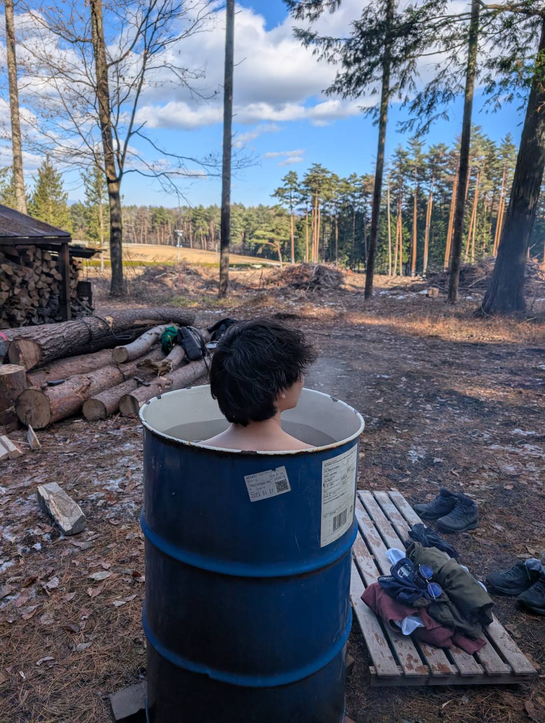ドラム缶風呂での入浴風景